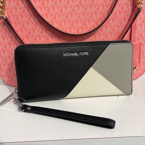 MICHAEL KORS LARGE TRAVEL CONTINENTAL WRISTLET WALLET PHONEHOLDER Black Multi - Picture 12 of 16